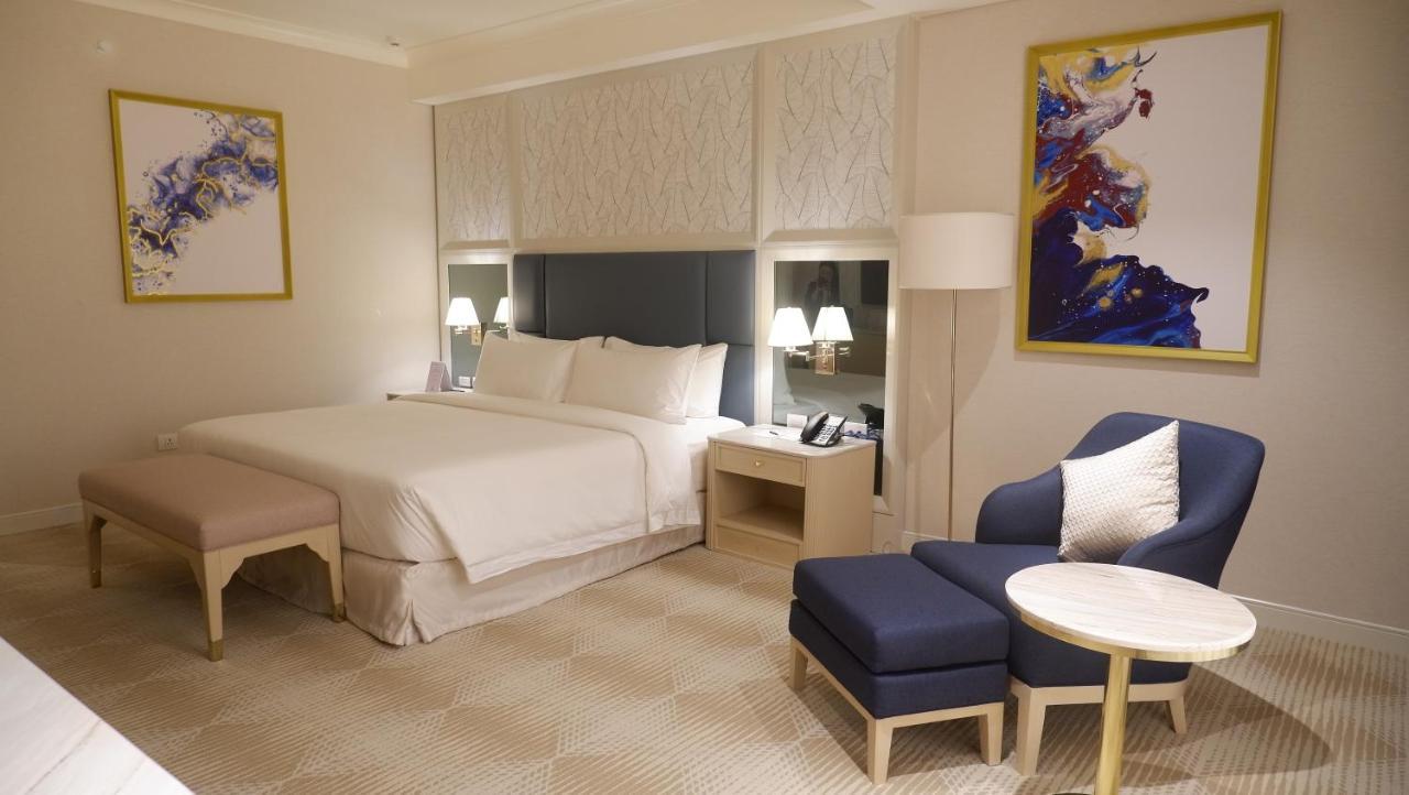 Royce Hotel & Casino Clark Field Eksteriør bilde