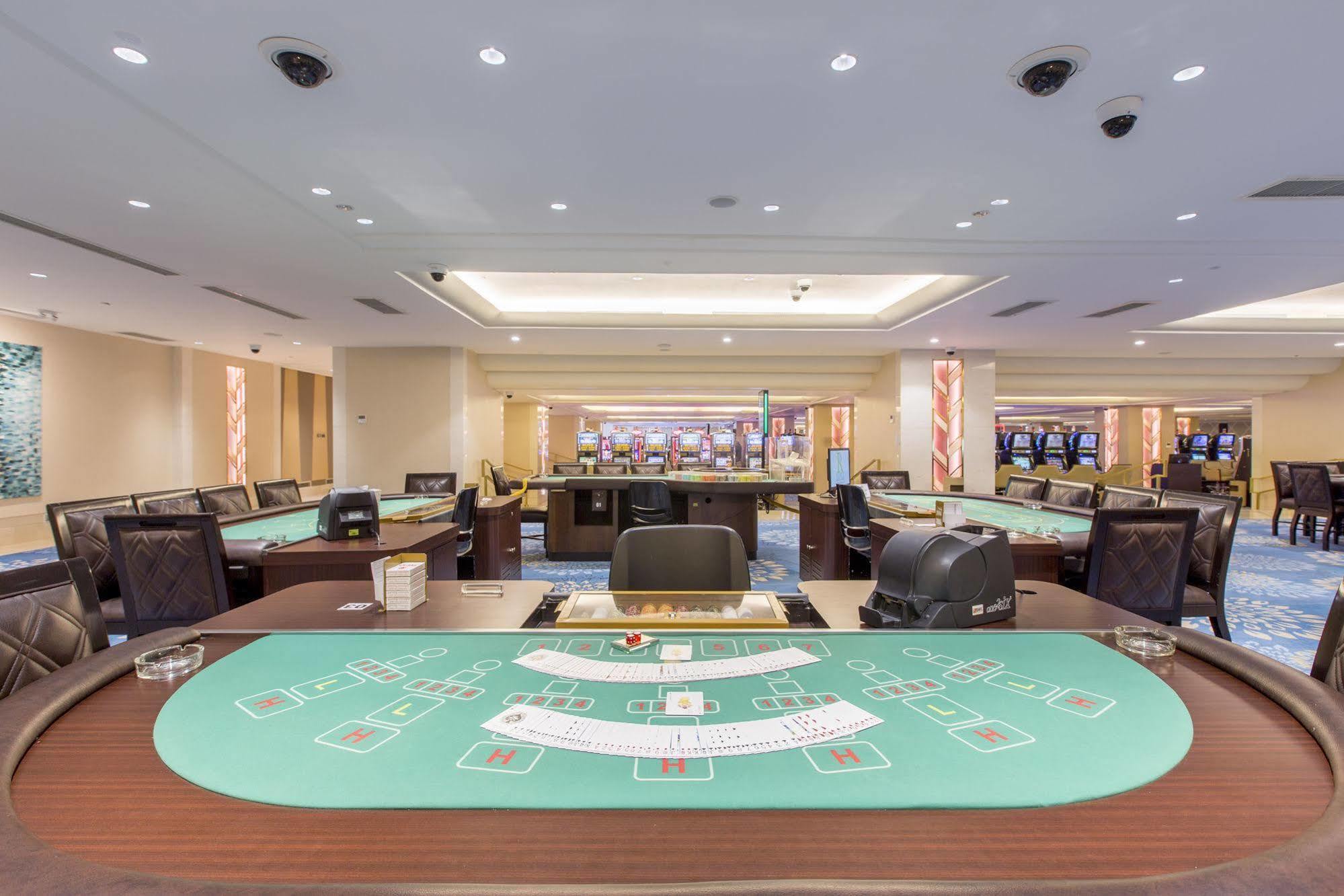 Royce Hotel & Casino Clark Field Eksteriør bilde