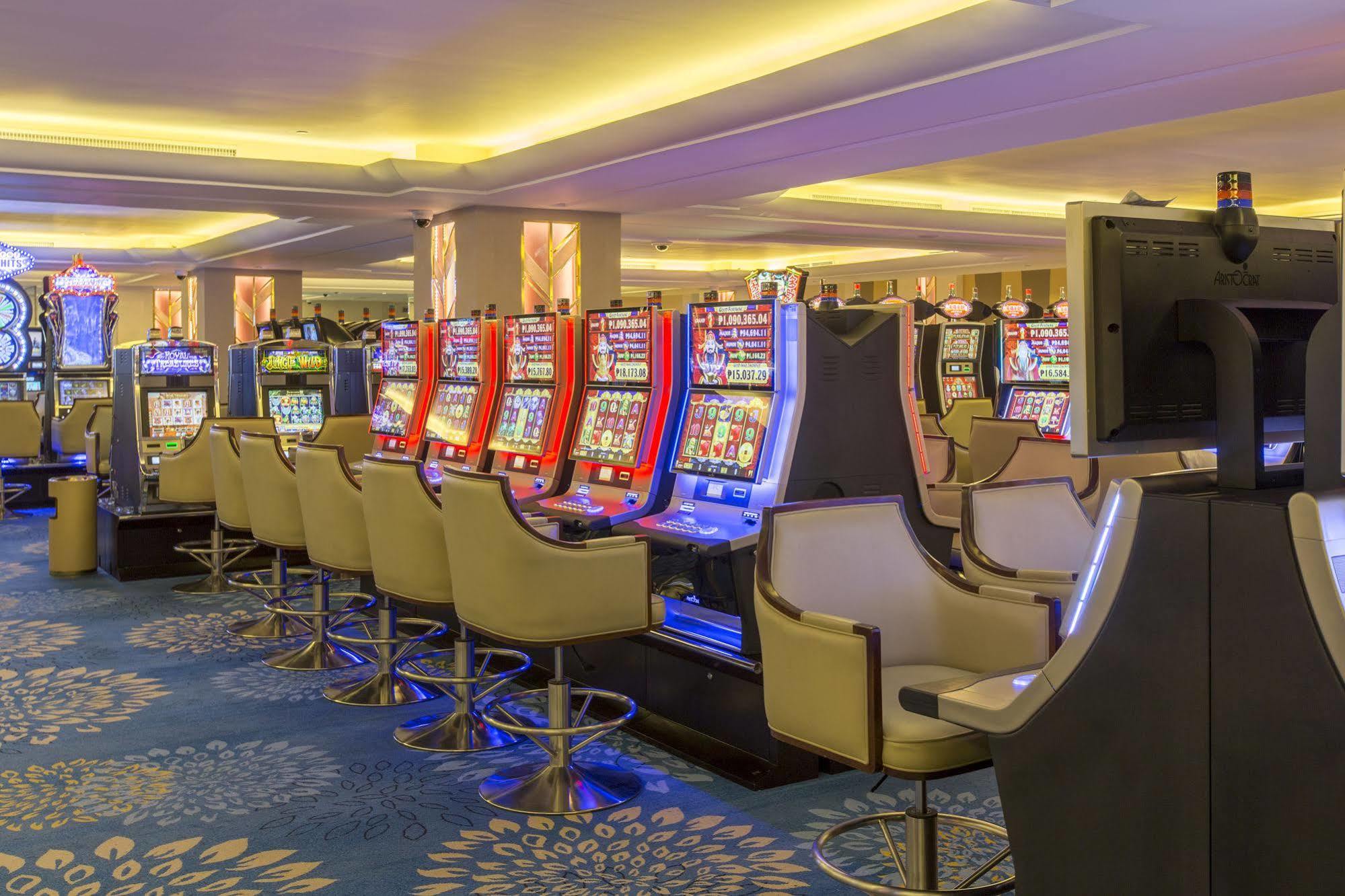 Royce Hotel & Casino Clark Field Eksteriør bilde